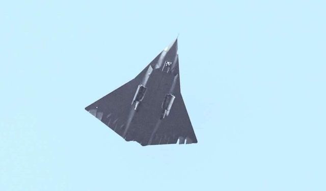 China: Sixth-Generation Fighter Jet Spotted in Flight!