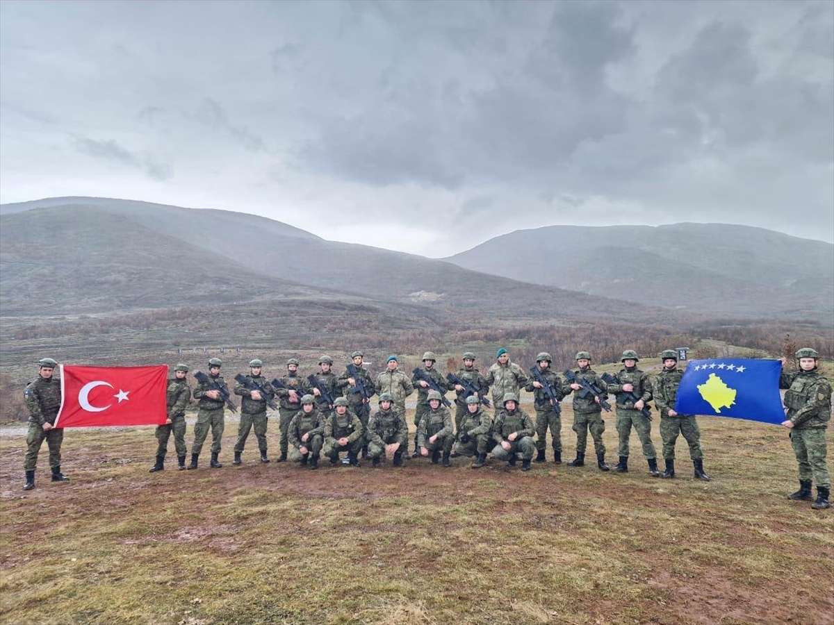 Barış Gücü (KFOR) bünyesinde görev yapan Türk askeri, Kosova Güvenlik Gücü (FSK) askerlerine keskin nişancı eğitimi verdi.